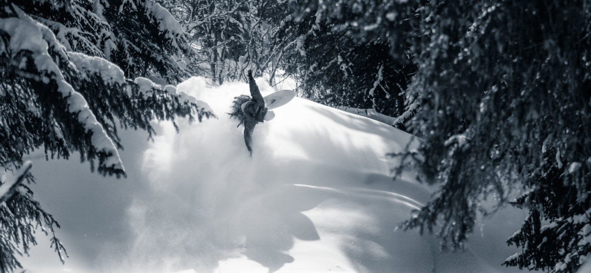 snowboard-hors-piste-foret